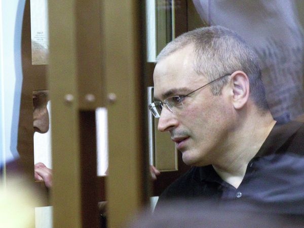 Для России нет ничего необычного в осуждении политических оппонентов власти по уголовным статьям - и во времена сталинского террора, и в хрущевско-брежневские годы наша судебно-правоохранительная система исправно выставляла оппонентов режима обычными уголовниками, позволяя руководителям страны лицемерно заявлять про отсутствие политзаключенных,- написал экс-глава Юкоса Михаил Ходорковский в своем блоге на сайте Эха Москвы.