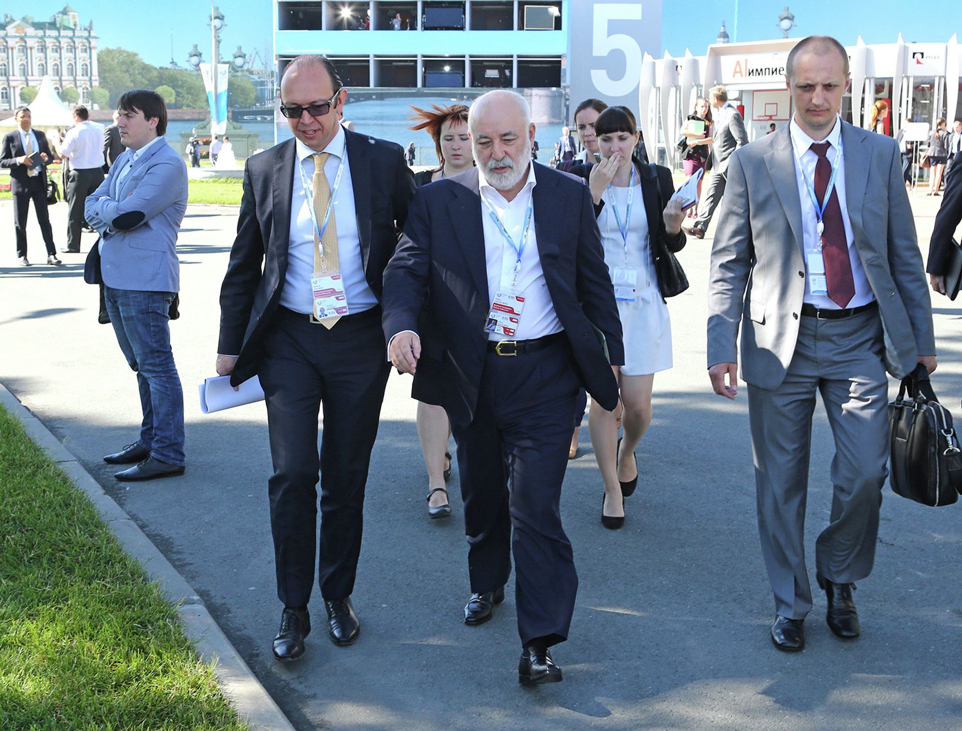 Президент фонда Сколково Виктор Вексельберг (в центре) на Петербургском международном экономическом форуме 2013 - ПРАЙМ, 1920, 22.09.2020