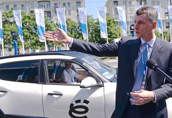 Предприниматель Михаил Прохоров приехал на экономический форум в Санкт-Петербурге на Ё-мобиле