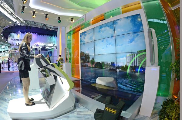 Участница XVII Петербургского международного экономического форума у стенда Сбербанка