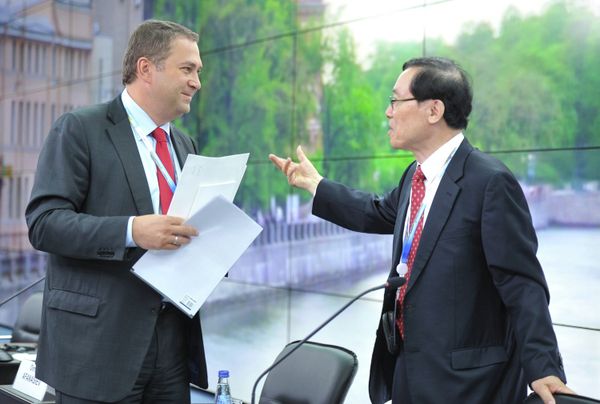 Председатель правления ОАО Московская биржа Дмитрий Афанасьев и омбудсмен по иностранным инвестициям Южной Кореи Чунг-Йонг Ан (слева направо) во время круглого стола Уполномоченный по защите прав предпринимателей - итоги первого года