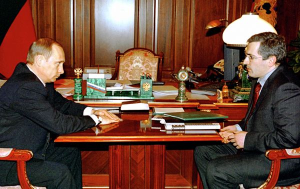 Президент России Владимир Путин во время встречи в Кремле с Ходорковским (14 марта 2002 года)
