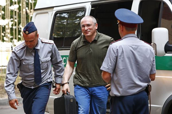 Ходорковский перед началом заседания. Хамовнический суд Москвы рассматривает второе уголовное дело в отношении Ходорковского и экс-главы МФО Менатеп Платона Лебедева, которые обвиняются в хищении 350 миллионов тонн нефти в 1998-2003 годах. Ранее оба были осуждены на сроки по восемь лет лишения свободы (22 июля 2010 года)