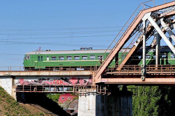 Электричка на железнодорожном мосту Электричка на железнодорожном мосту