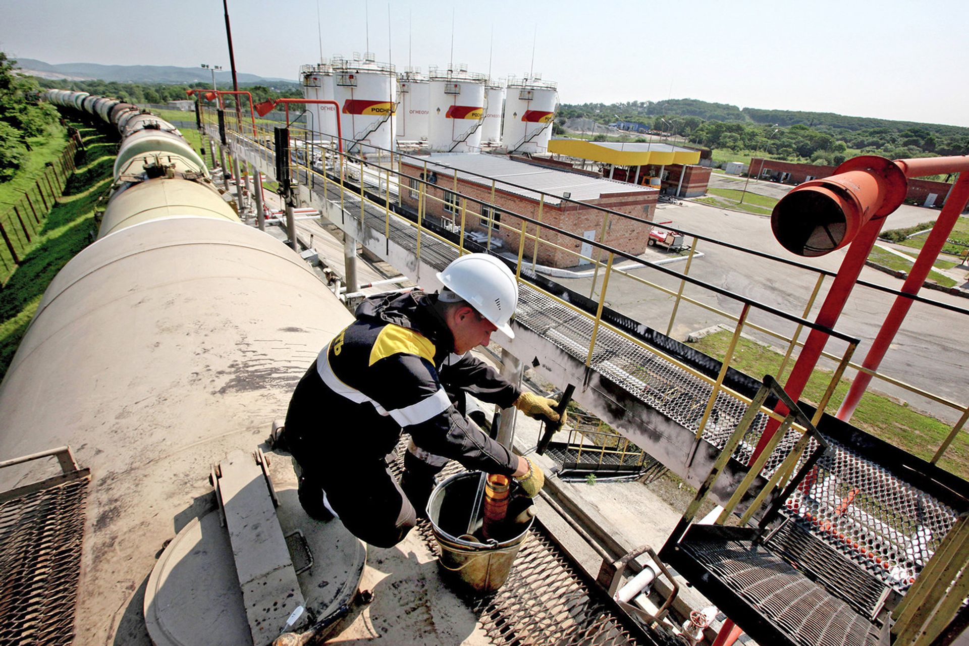 Рабочий готовит для разгрузки цистерну с топливом на базе нефтепродуктов - ПРАЙМ, 1920, 09.02.2021