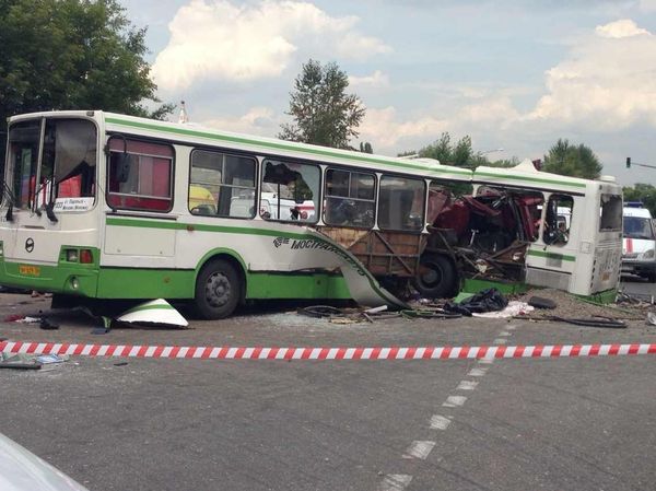 Автобус развалился пополам после столкновения с КАМАЗом в Подмосковье