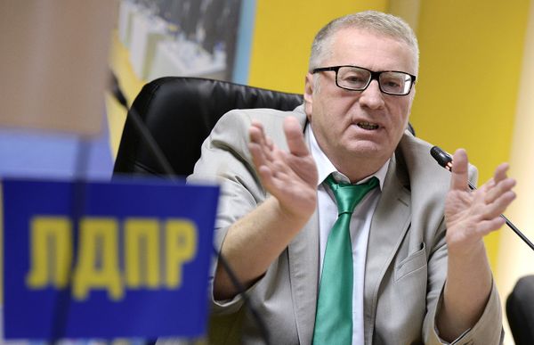 Приговор Навальному - это прямое предупреждение нашей пятой колонне. Это путь для всех , кто связан с Западом и работает против России, - написал в своем микроблоге лидер партии ЛДПР Владимир Жириновский.