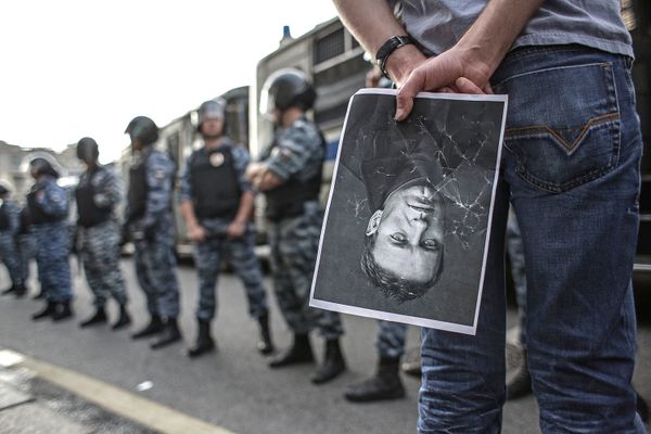 Изначально сторонники Навального хотели собраться на Манежной площади, но с утра она была закрыта на плановую реконструкцию, а позже ее оцепили сотрудники полиции.