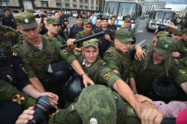 В основном, акция проходила мирно, лишь изредка полиция проводила задержания. По словам очевидцев, сотрудники полиции выхватывали наиболее активных и сажали их в автозаки.