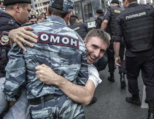 Штаб Навального назначил новое место сбора - у метро Китай-город. Именно туда и начали стягиваться оставшиеся митингующие. По сообщениям в Twitter, полиция и там проводила единичные задержания.