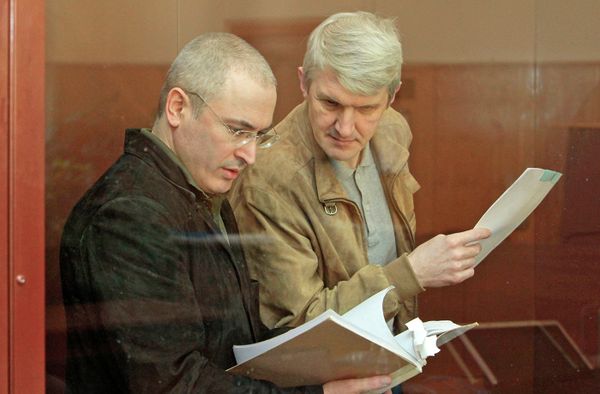 Экс-глава ЮКОСа Михаил Ходорковский и бывший руководитель МФО МЕНАТЕП Платон Лебедев Экс-глава ЮКОСа Михаил Ходорковский и бывший руководитель МФО МЕНАТЕП Платон Лебедев