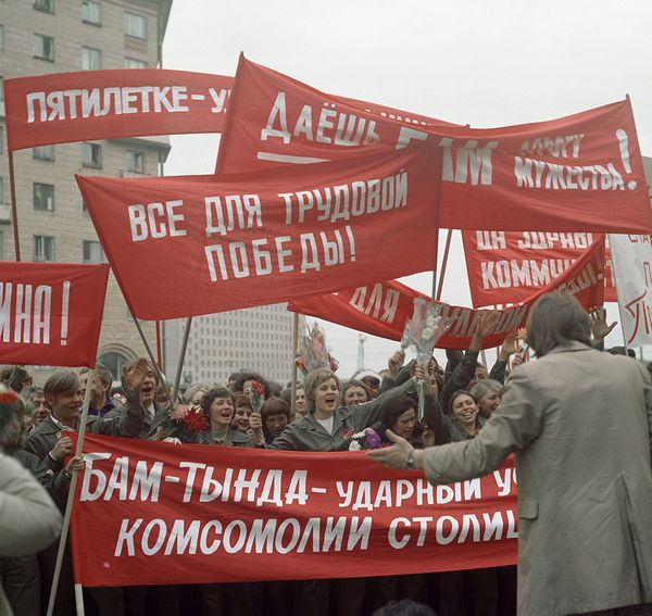 Москвичи провожают отряд комсомольцев на строительство Байкало-Амурской железнодорожной магистрали. Москвичи провожают отряд комсомольцев на строительство Байкало-Амурской железнодорожной магистрали.