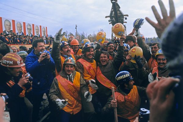 Торжества на месте укладки последнего золотого звена Байкало-Амурской магистрали. Станция Куанда. Торжества на месте укладки последнего золотого звена Байкало-Амурской магистрали. Станция Куанда.