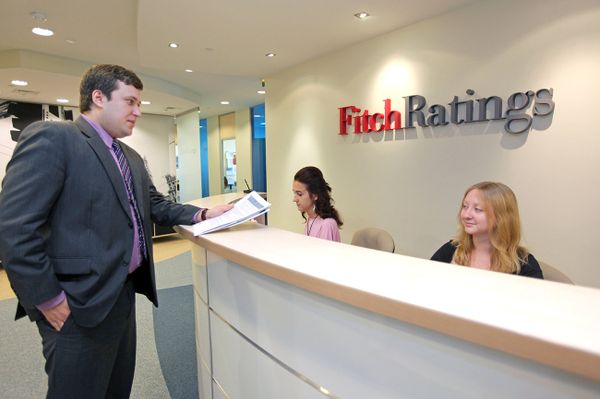 Посетитель в приемной рейтингового агентства Fitch Ratings