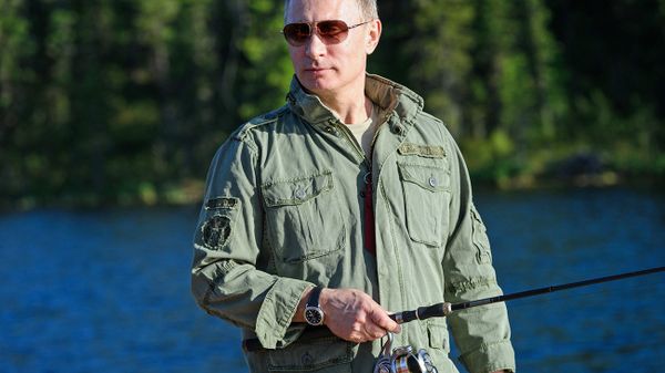 Владимир Путин во время рыбалки в Республике Тыва