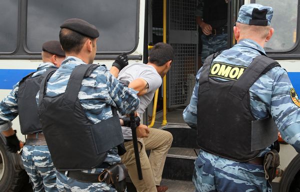 Массовые проверки на московских рынках после нападения на оперативников