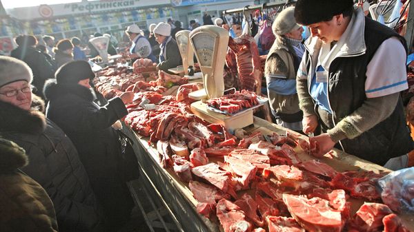 Продажа мяса на рынке Продажа мяса на рынке