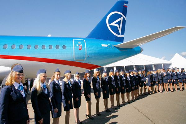 Стюардессы возле самолета Сухой Суперджет-100 Стюардессы возле самолета Сухой Суперджет-100