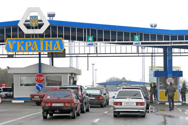 Работа таможенных и пограничных служб Украины на автомобильном пункте пропуска на границе Украины с Россией Работа таможенных и пограничных служб Украины на автомобильном пункте пропуска на границе Украины с Россией