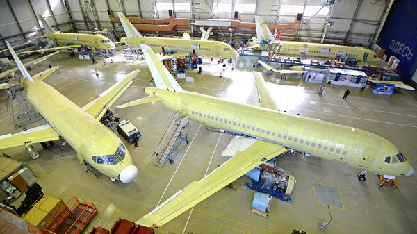 Самолеты Sukhoi Superjet 100 в цехе окончательной сборки