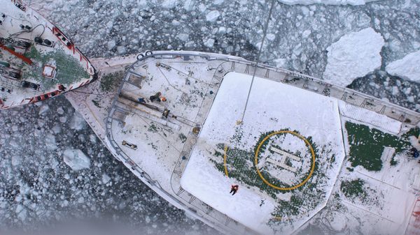 Ледоколы выводят из ледового плена в Охотском море рыболовецкие суда Ледоколы выводят из ледового плена в Охотском море рыболовецкие суда