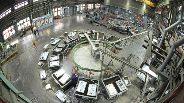 Разливочная машина для производства цинка в плавильном цехе