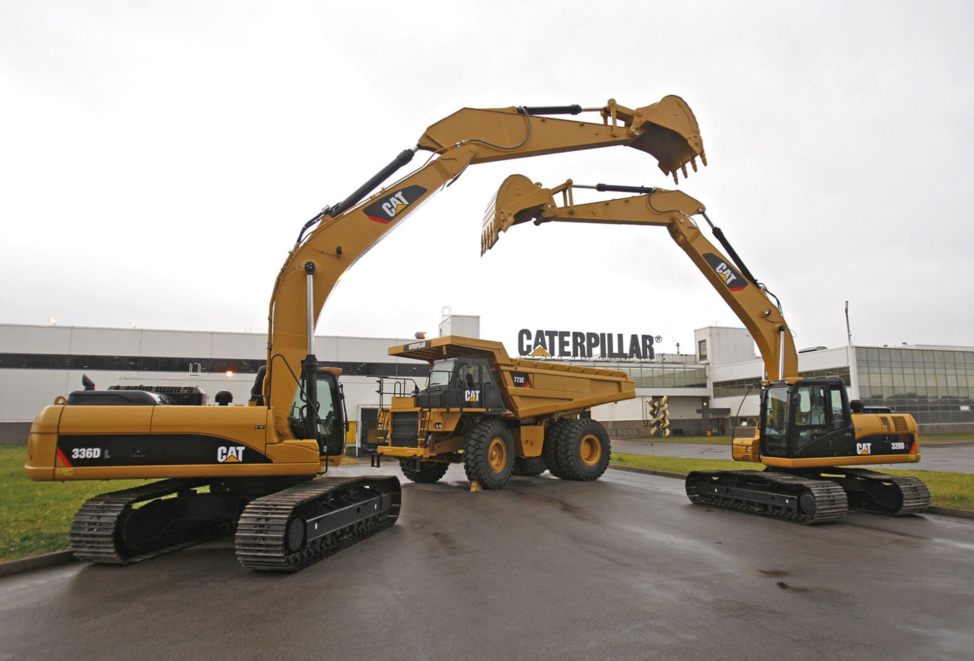 Дорожно-строительная техника Caterpillar у здания завода компании - ПРАЙМ, 1920, 10.03.2022