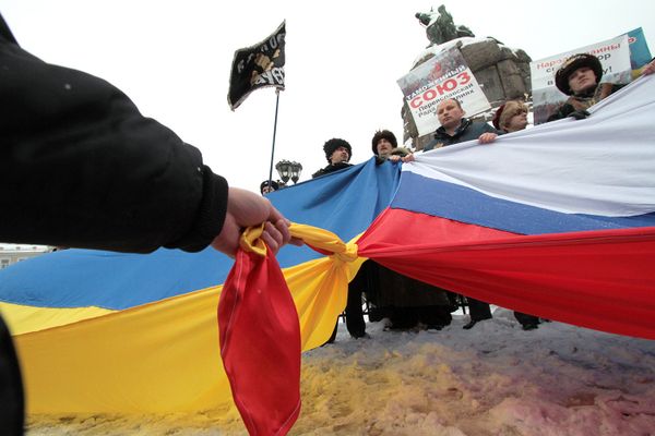 Флаги Украины и России
