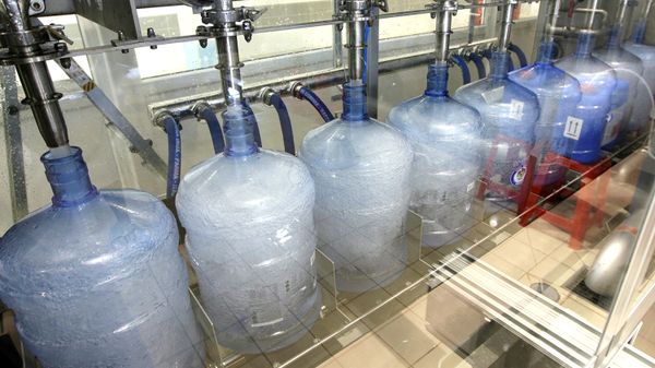 В цехе розлива питьевой воды 