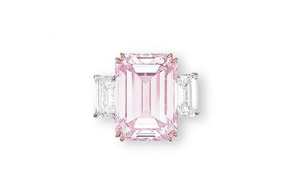 Бриллиант Идеальный розовый весит 14,23 карата. Продан на аукционе Christie's  в Гонконге за 23,2 млн долларов анонимному покупателю. Бриллиант является самым дорогим из когда-либо проданных в Азии.