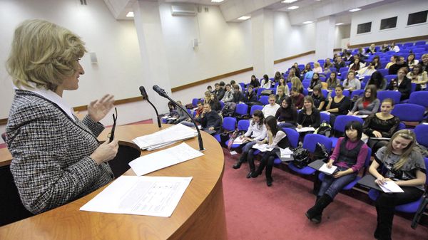  Преподаватель и студенты во время лекции