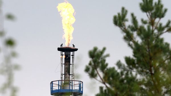 Вид на одну из труб нефтеперерабатывающего завода