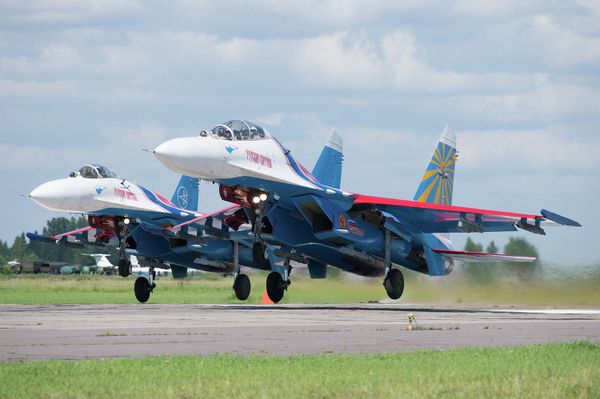 Су-27 — советский/российский многоцелевой высокоманёвренный всепогодный истребитель четвёртого поколения, разработанный в ОКБ Сухого. Признан одним из лучших боевых самолетов минувшего столетия по версии международного журнала Flight International.
