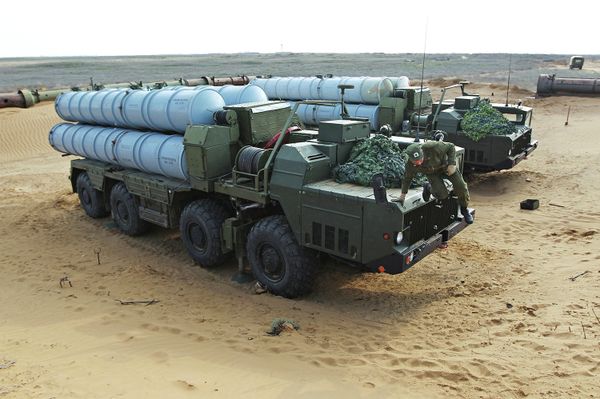 С-300 — семейство зенитных ракетных систем, способных поражать цели на различных высотах, дальность – до 300 км. Первая многоканальная система, способная сопровождать до 6 целей и наводить по ним до 12 ракет. Одна из основных особенностей – мобильность. Время развертывания комплекса и перевода из походного положения в боевое составляет 5 минут.