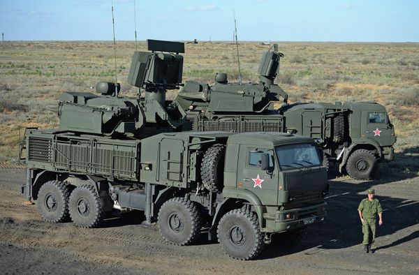 Панцирь-С1 - российский самоходный зенитный ракетно-пушечный комплекс (ЗРПК) наземного базирования. Особенность комплекса Панцирь-С1 состоит в совмещении многоканальной системы захвата и сопровождения целей с пушечно-артиллерийским вооружением, создающим непрерывную зону перехвата цели от 0 м в высоту и 200 м дальности до 15 км в высоту и 20 км дальности.