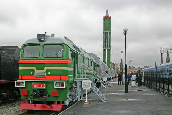 Боевой железнодорожный ракетный комплекс. БЖРК конструктивно представлял собой железнодорожный состав из двух-трех тепловозов и специальных вагонов, которые внешне были похожи на пассажирские и рефрижераторные. В вагонах размещались транспортно-пусковые контейнеры (ТПК) с межконтинентальными баллистическими ракетами, пункты управления пуском, технологические и технические системы, средства охраны, личный состав и системы жизнеобеспечения. Последний поезд БЖРК Костромской ракетной дивизии был снят с боевого дежурства 12 августа 2005. В 2013 году Россия вернулась к вопросу о БЖРК. По информации Минобороны, новые комплексы можно ожидать уже к 2020 году.