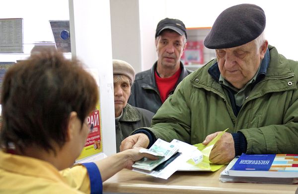 Выдача пенсий в одном из отделений Почты России Выдача пенсий в одном из отделений Почты России