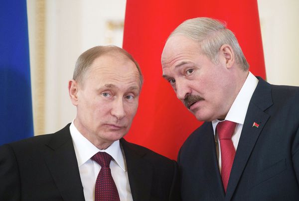 *Президент РФ Владимир Путин (слева) и президент Республики Белоруссия Александр Лукашенко