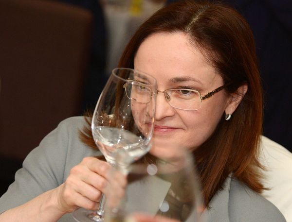 Председатель Центрального банка РФ Эльвира Набиуллина на юбилее благотворительного фонда поддержки деятелей искусства Артист в Москве, 2013 год