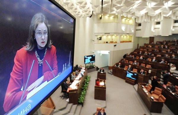 Глава Минэкономразвития РФ Эльвира Набиуллина выступает с докладом в рамках Правительственного часа на заседании Совета Федерации РФ, 2011 год
