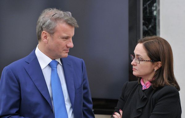 Президент, председатель правления Сбербанка России Герман Греф и помощник президента РФ Эльвира Набиуллина в Кремле на совещании с членами правительства РФ по экономическим вопросам, 2013 год