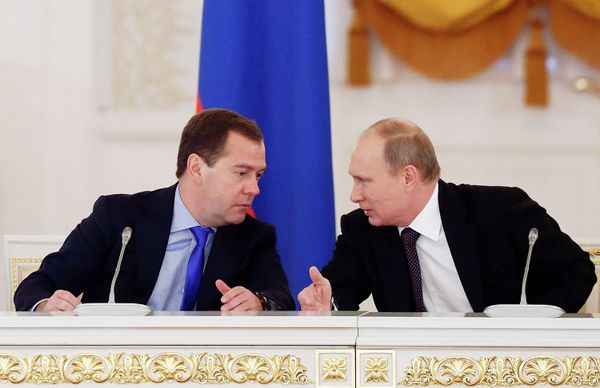 Председатель правительства РФ Дмитрий Медведев и президент РФ Владимир Путин (слева направо) Председатель правительства РФ Дмитрий Медведев и президент РФ Владимир Путин (слева направо)
