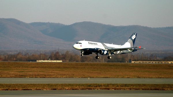 Самолет авиакомпании Аврора