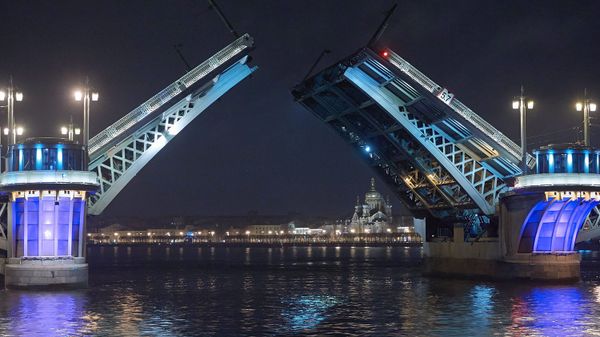 Разведенный Благовещенский мост в Санкт-Петербурге