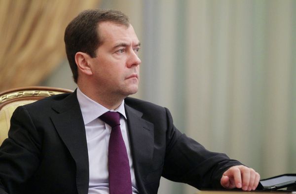 Медведев: Ситуация в экономике нормальная, но не радует ни президента, ни премьера