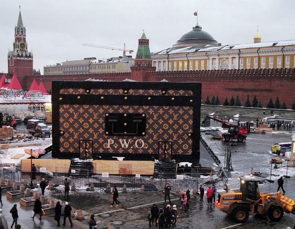 Демонтаж павильона-чемодана Louis Vuitton на Красной площади