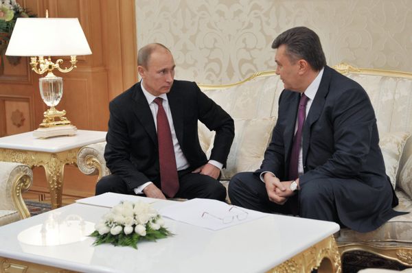 Президент России Владимир Путин и президент Украины Виктор Янукович, архивное фото