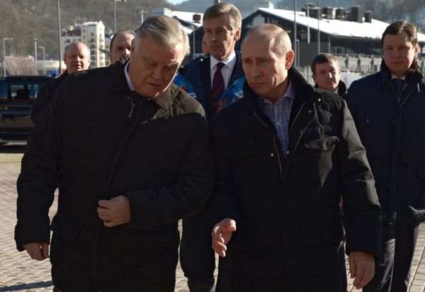 Президент России Владимир Путин во время осмотра железднодорожной станции Красная поляна
