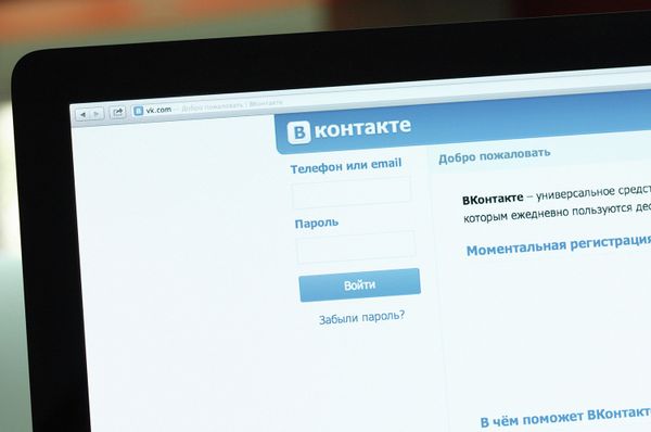 Логотип и начальная страница социальной сети Вконтакте на экране компьютера.