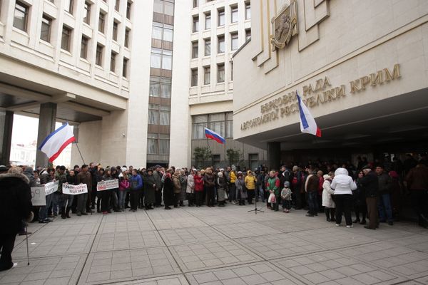 Митинг у здания Верховного совета Крыма Митинг у здания Верховного совета Крыма